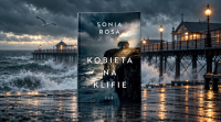 Kobieta na klifie podczas sztormu